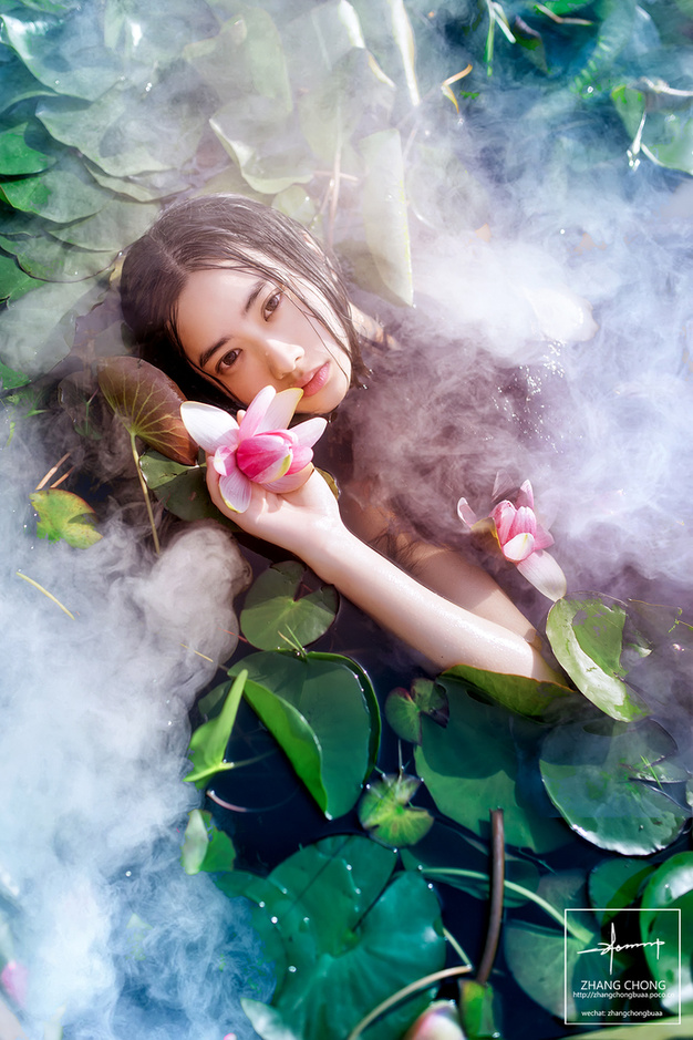 校花晒芙蓉出水写真 傲人身材美到窒息