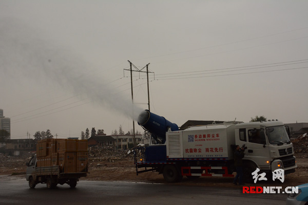 图说：长沙市雨花区启用“雾炮车”创新推出新型“除霾”方式。