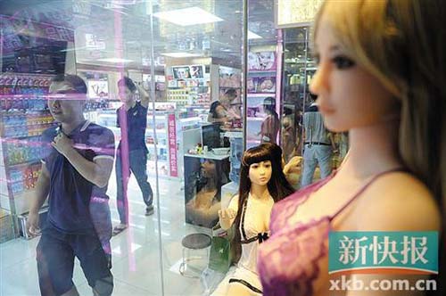 性文化节市民揉拧情趣娃娃（资料图）