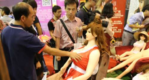 性文化节市民揉拧情趣娃娃（资料图）