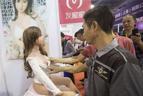 性文化节市民揉拧情趣娃娃（资料图）