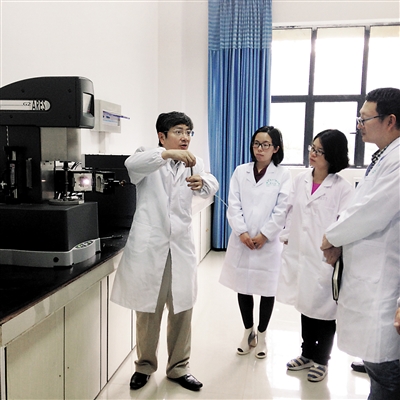 公式在贵州大学，郑强主抓的国家级科研项目也不少。