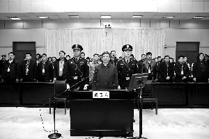 12月9日，郭有明站在被告席上听候宣判。新华社发