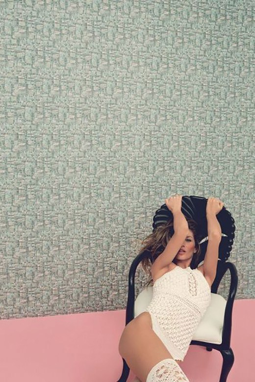 纸媒拼了！超模裸照霸占新年封面