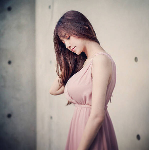 网络女主播神似“娜美” 因不科学的身材爆红