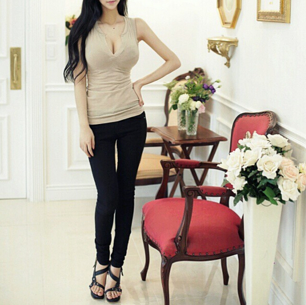 网络女主播神似“娜美” 因不科学的身材爆红