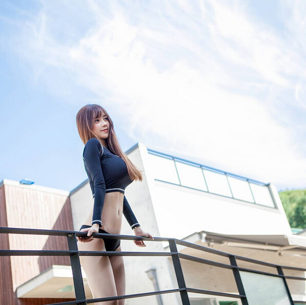 网络女主播神似“娜美” 因不科学的身材爆红