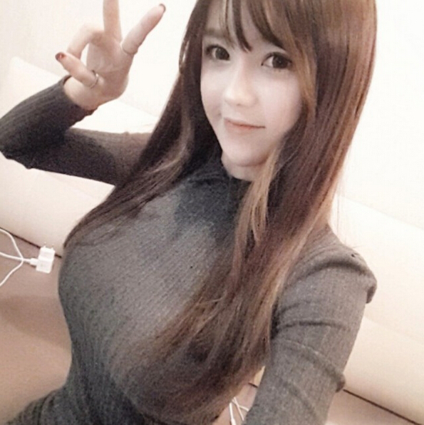 网络女主播神似“娜美” 因不科学的身材爆红