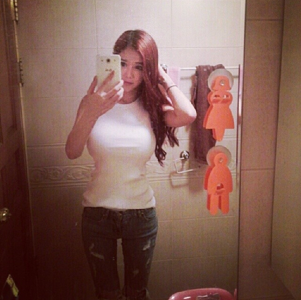 网络女主播神似“娜美” 因不科学的身材爆红