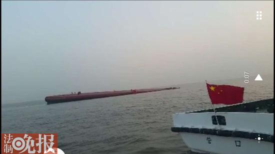 搜救人员对船体进行切割,查找失踪者