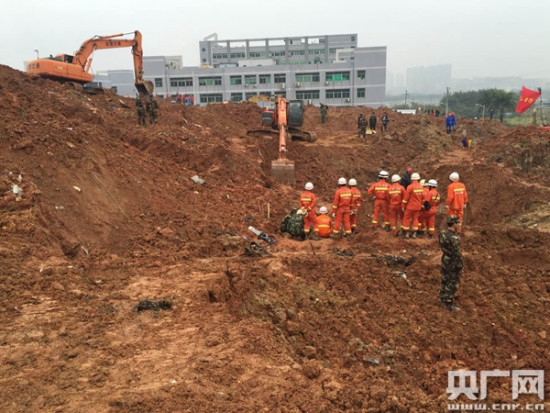 深圳山体滑坡救援：消防人员发现一处强烈生命迹象