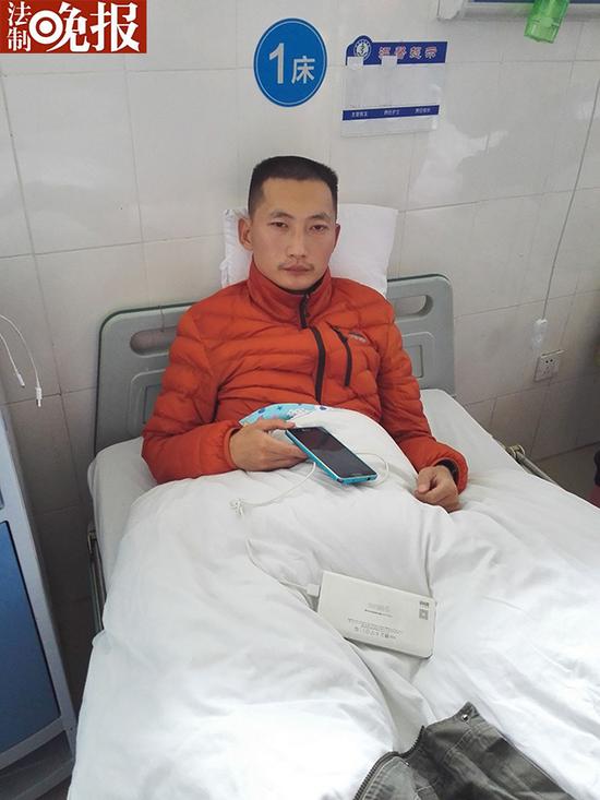 躺在光明新区医院急症抢救室的王永权