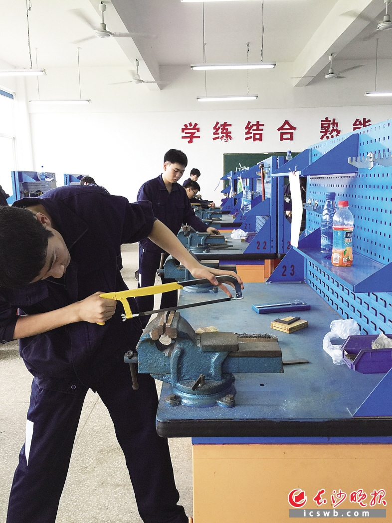 课堂就在实训室，学练结合，熟能生巧。图为长沙县职业中专学生正在实训室里练习操作。长沙晚报记者 岳霞 摄