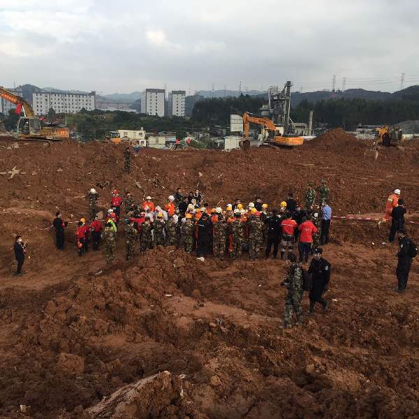 深圳滑坡再发现一名遇难者遗体救援人员默哀