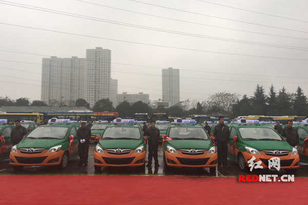 株洲100台＂北汽制造＂纯电动出租车整装待发。