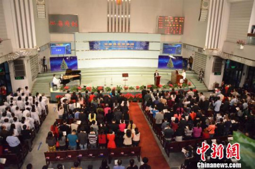 基督教深圳梅林堂的信徒们为遇难和失联的兄弟姐妹进行祷告 郑小红 摄