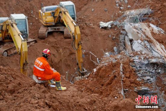 深圳滑坡灾害现场救援不停歇。中新社记者 陈文 摄