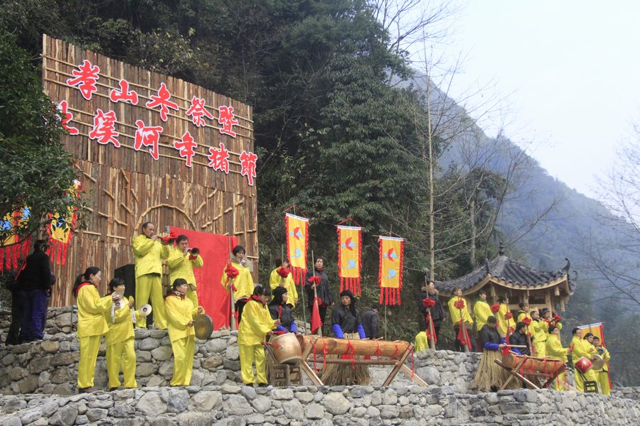 石门县壶瓶山游客与村民共庆“年猪节”