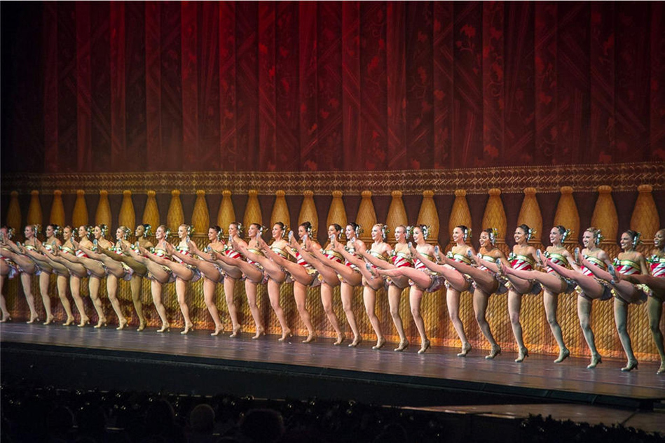 美国火箭女郎热辣 “大腿舞”再现舞台