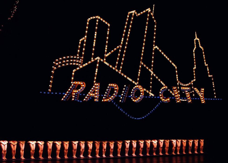 美国火箭女郎热辣 “大腿舞”再现舞台