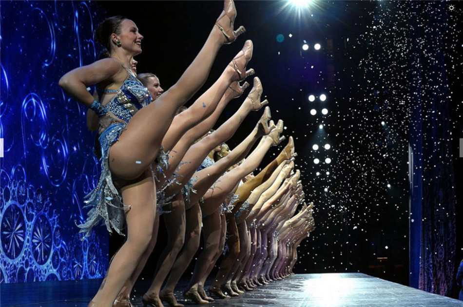 美国火箭女郎热辣 “大腿舞”再现舞台