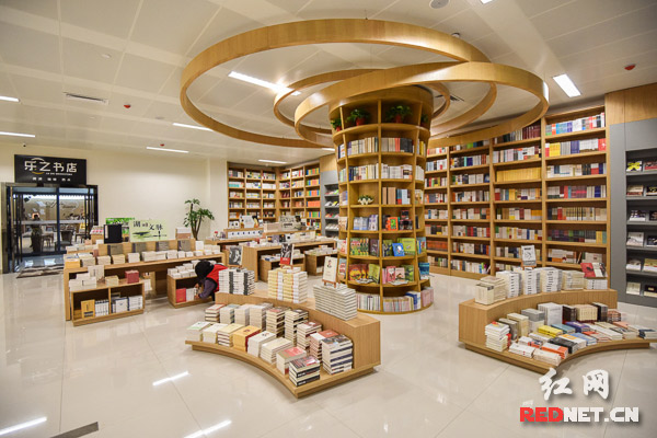 长沙市新华书店旗下第一家时尚人文特色书店 —— 乐之书店在长沙市图书馆新馆一楼推出。