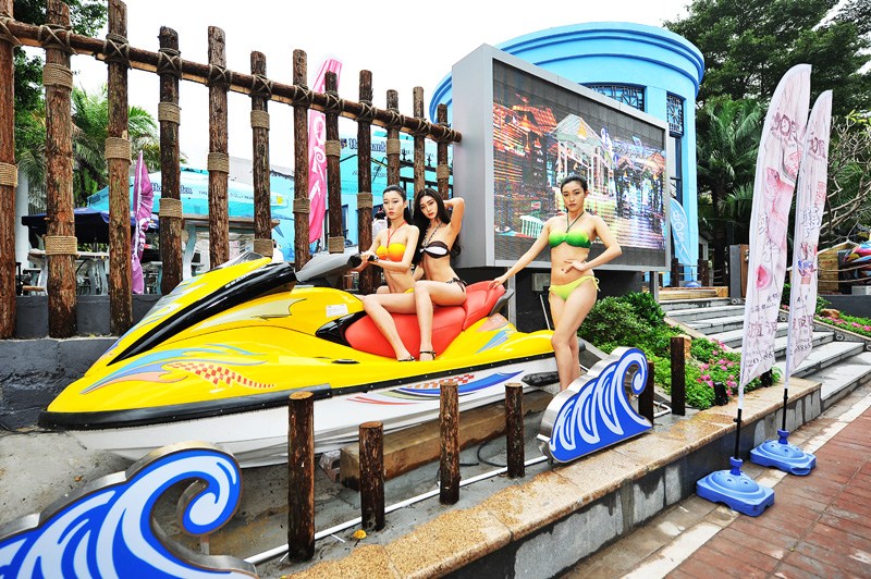 国际模特大赛比基尼秀 选手成性感海盗女郎