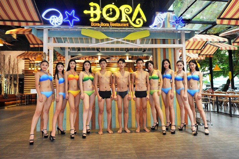 国际模特大赛比基尼秀 选手成性感海盗女郎