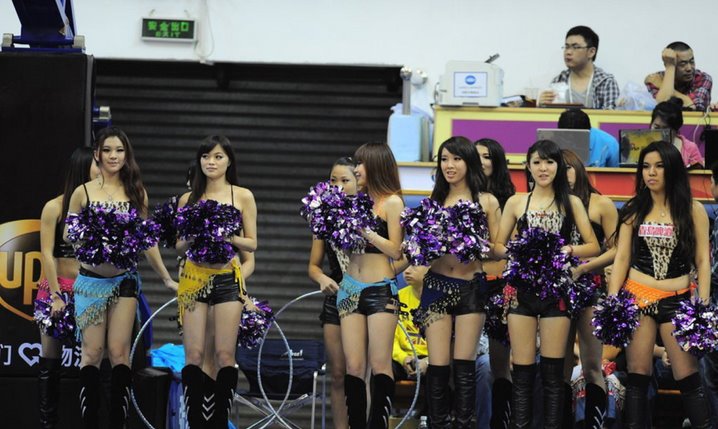 揭秘啦啦队风光背后的“潜规则”：表演时禁穿内裤