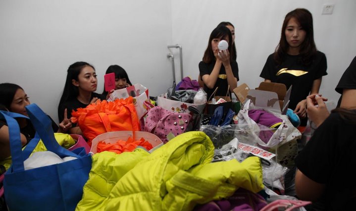 揭秘啦啦队风光背后的“潜规则”：表演时禁穿内裤