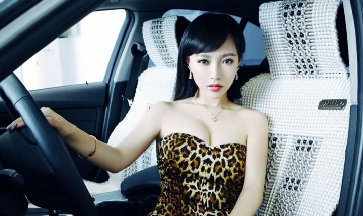 揭秘啦啦队风光背后的“潜规则”：表演时禁穿内裤