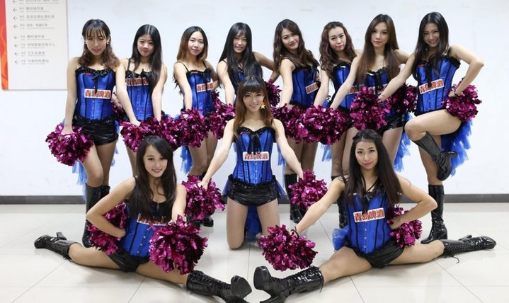 揭秘啦啦队风光背后的“潜规则”：表演时禁穿内裤