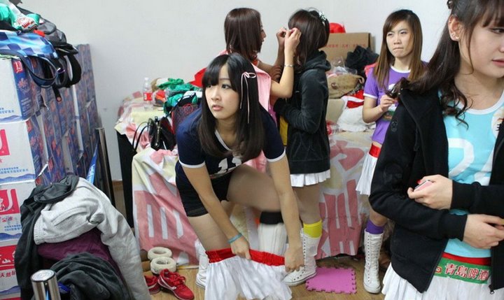 揭秘啦啦队风光背后的“潜规则”：表演时禁穿内裤