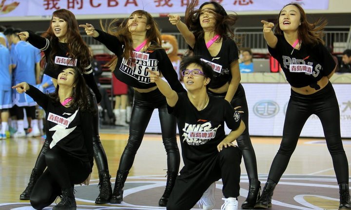 揭秘啦啦队风光背后的“潜规则”：表演时禁穿内裤