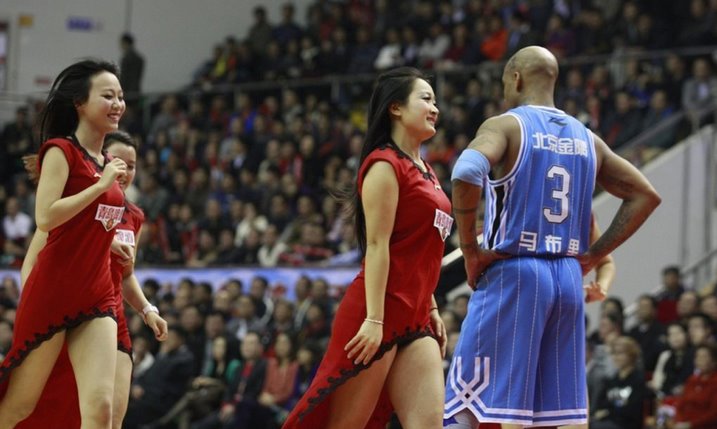 揭秘啦啦队风光背后的“潜规则”：表演时禁穿内裤