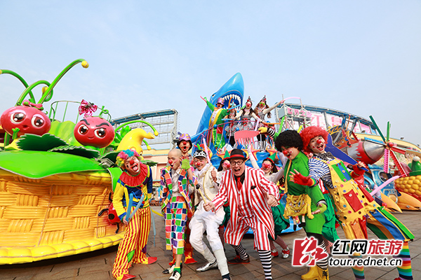 英国女王邮轮御用滑稽魔术师GENO与百名顶尖小丑将在“第二届红鼻子节”上带来欢乐。