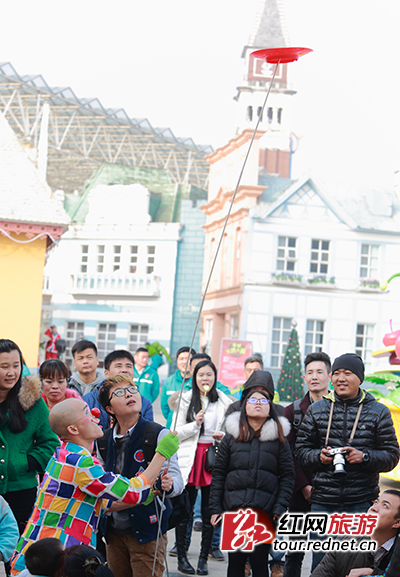 小丑在园区内与观众即兴互动。