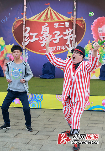 GENO与游客互动，表演滑稽近景魔术。