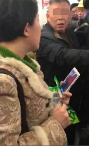 视频中王若扬手持凤爪与人争执