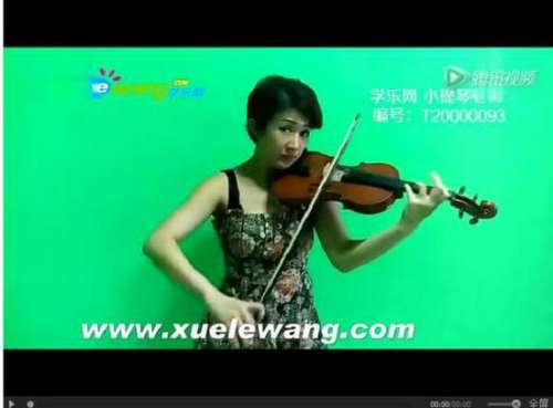 网友爆料该女子是某培训机构的小提琴老师。