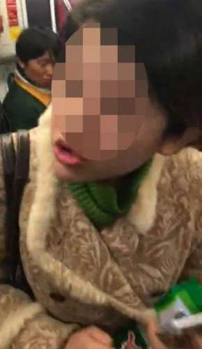 视频中王若扬手持凤爪与人争执