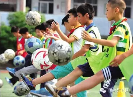 湖南十年内建两千所青少年校园足球特色学校