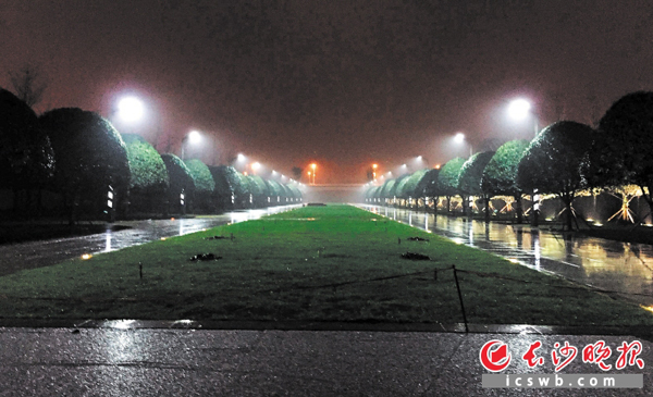 灯光照耀下的湘府文化公园中轴景观夜景更显迷人。长沙晚报记者 周柏平 通讯员 龚建红摄影报道