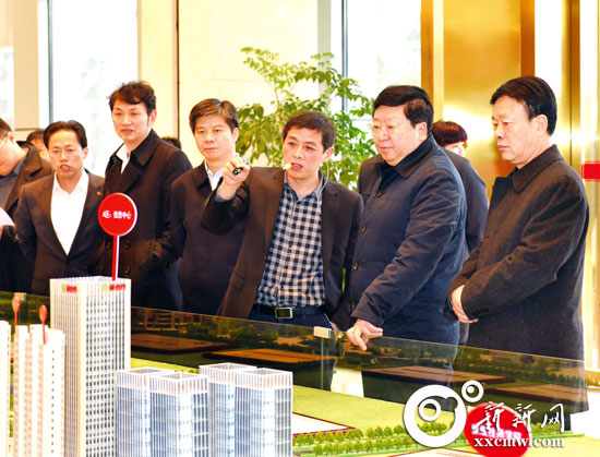 省委常委、常务副省长陈向群(右二)在娄底市委书记龚武生（右一），市委副书记、市长李荐国（右四）等陪同下在湘中国际物流园调研。
