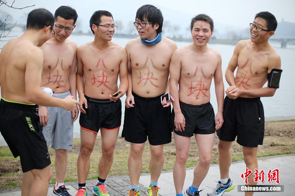 南京年轻人“回归纯粹”快乐“光猪跑”