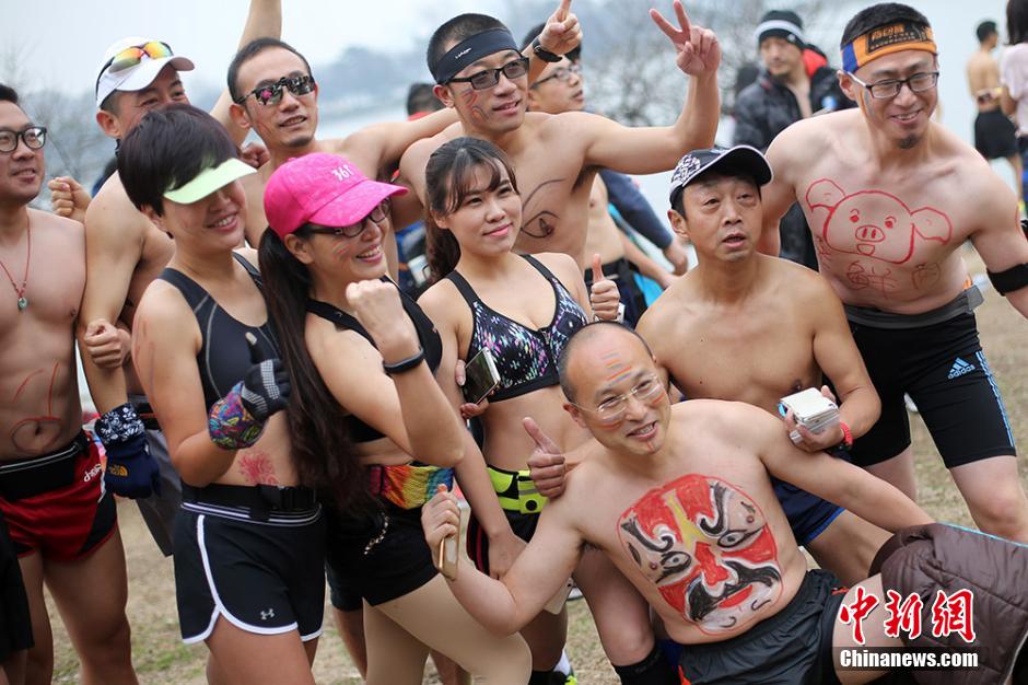 南京年轻人“回归纯粹”快乐“光猪跑”