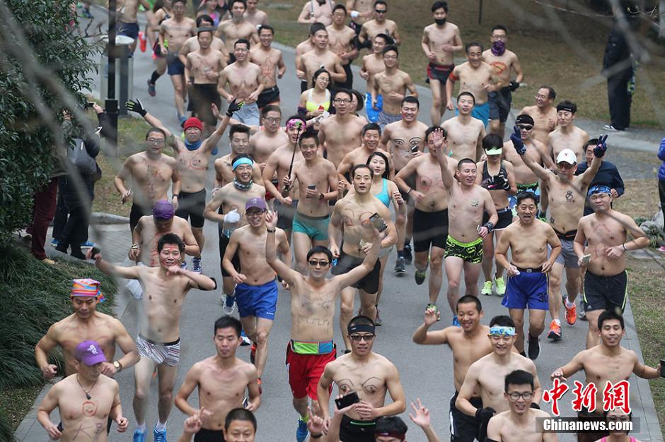 南京年轻人“回归纯粹”快乐“光猪跑”