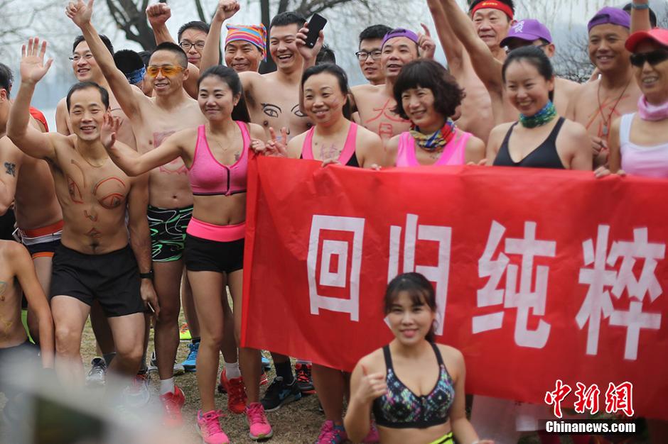 南京年轻人“回归纯粹”快乐“光猪跑”