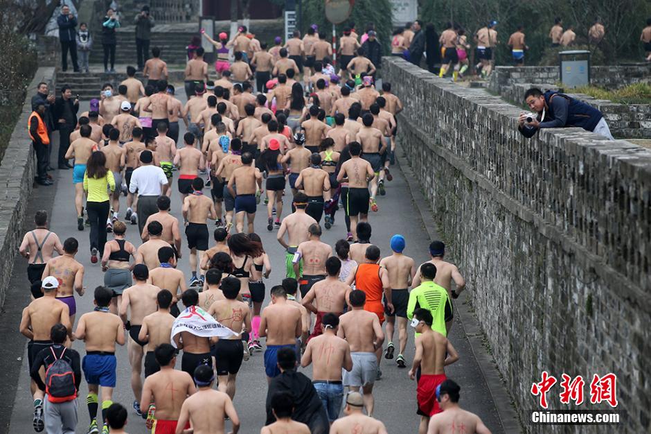 南京年轻人“回归纯粹”快乐“光猪跑”