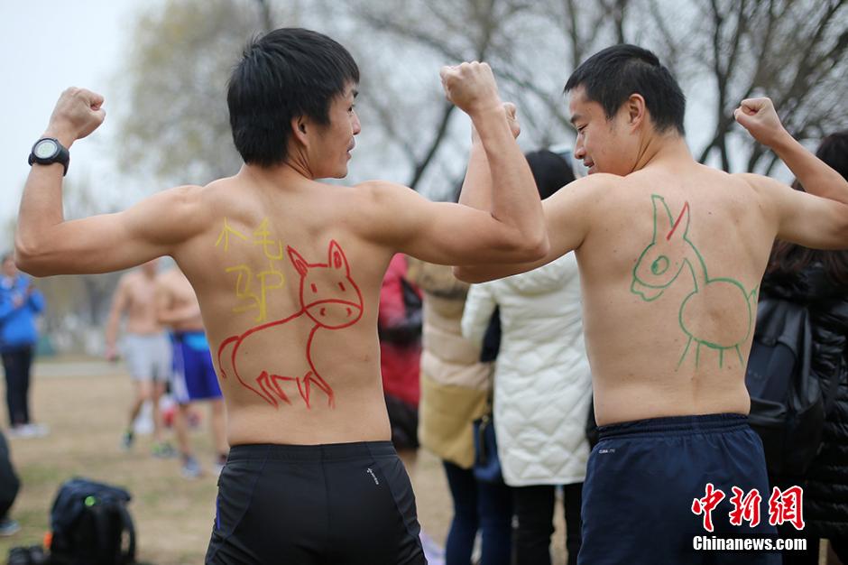 南京年轻人“回归纯粹”快乐“光猪跑”